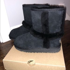 UGG girls boots,size 1. Like new.